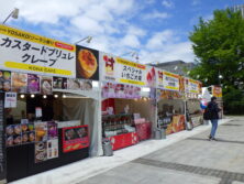 西5よさこいソーラン祭り会場北のフードパーク西側甘辛総選挙ブースの画像