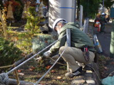 冬囲い作業をする職員の画像