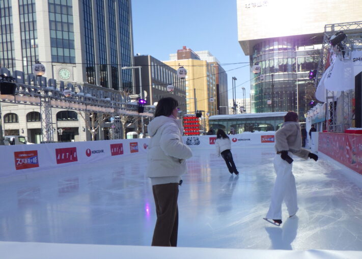 西3丁目のスケートリンクで滑っている人たちの画像