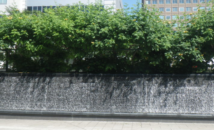 西2丁目の壁泉の通水の様子の画像