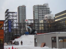 雪まつり雪像制作で足場の前の雪山にショベルカーが載っている画像