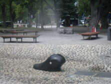 黒いクジラの噴水がある遊水路の画像