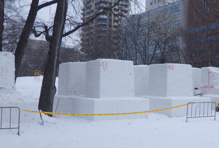 西9丁目市民の広場に置かれた、制作前の雪で出来た立方体の画像