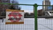 大通公園内雪像造成のための立入禁止箇所のフェンスと表示物の画像