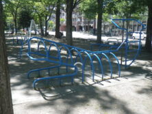 西9丁目青いクジラの遊具