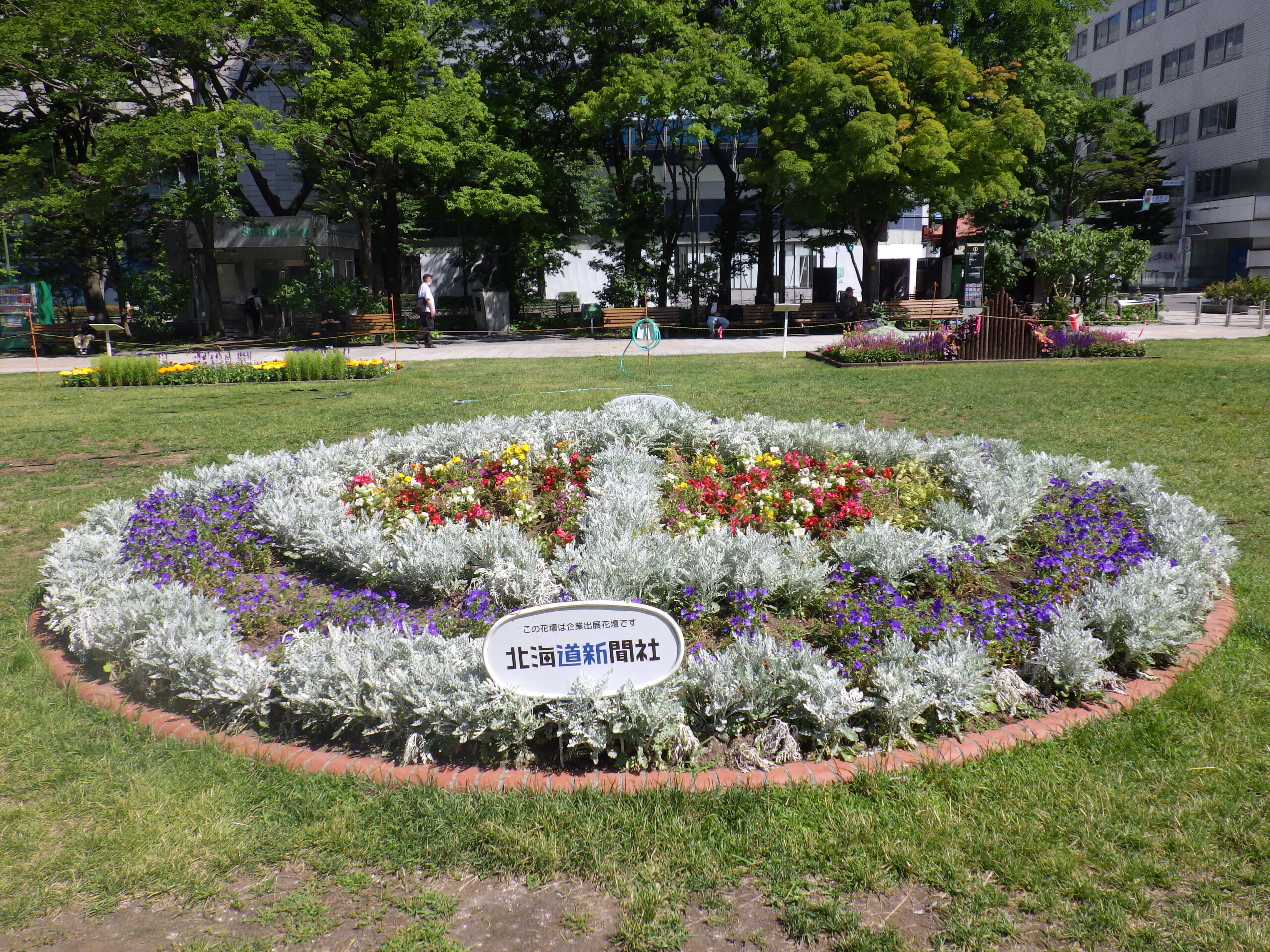 西3東側花壇北海道新聞社様