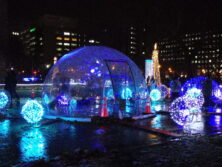 青く輝くドーム型と球体のオブジェの西5丁目コズミック・スクエアの画像