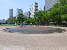 西7丁目の水盤状で水が湧き出る泉の画像