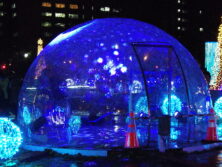 青く輝くドーム型オブジェの西5丁目コズミック・スクエアの画像