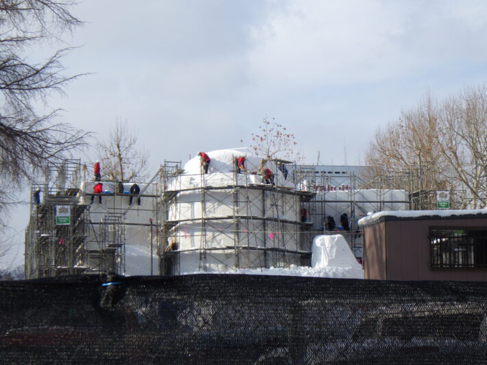 西4丁目の雪像制作で足場のなかで雪を削っている画像