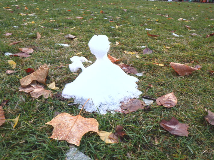 西7丁目東側にできた雪だるまの画像