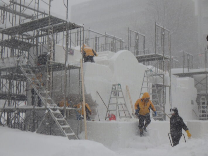 大雪の中大通公園西7丁目での雪像を制作している画像
