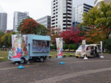 大通公園であそぶかいのキッチンカー2台が並ぶ画像
