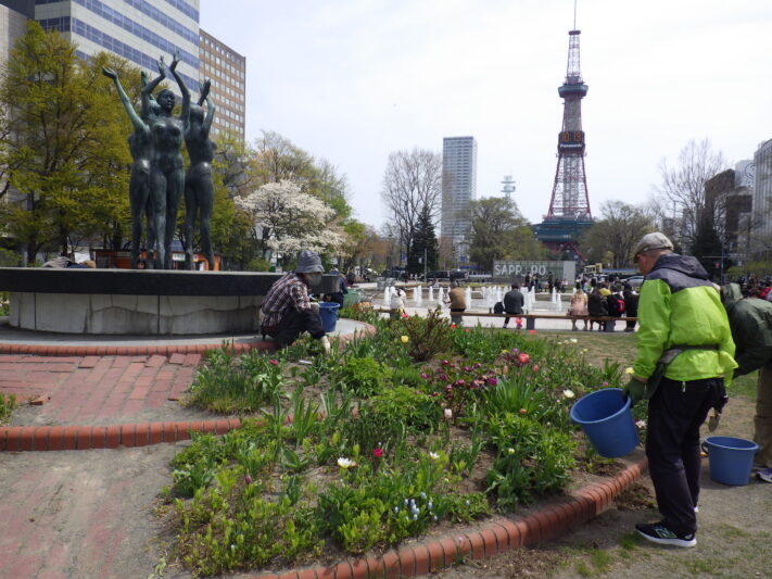 0427西3丁目泉の像花壇