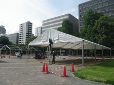 北海道マラソンの設営作業のテント張りの様子