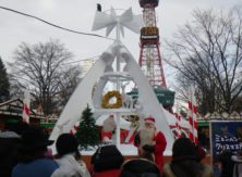 クリスマスピラミッドとサンタクロースの写真