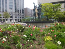0507西3丁目泉の像花壇