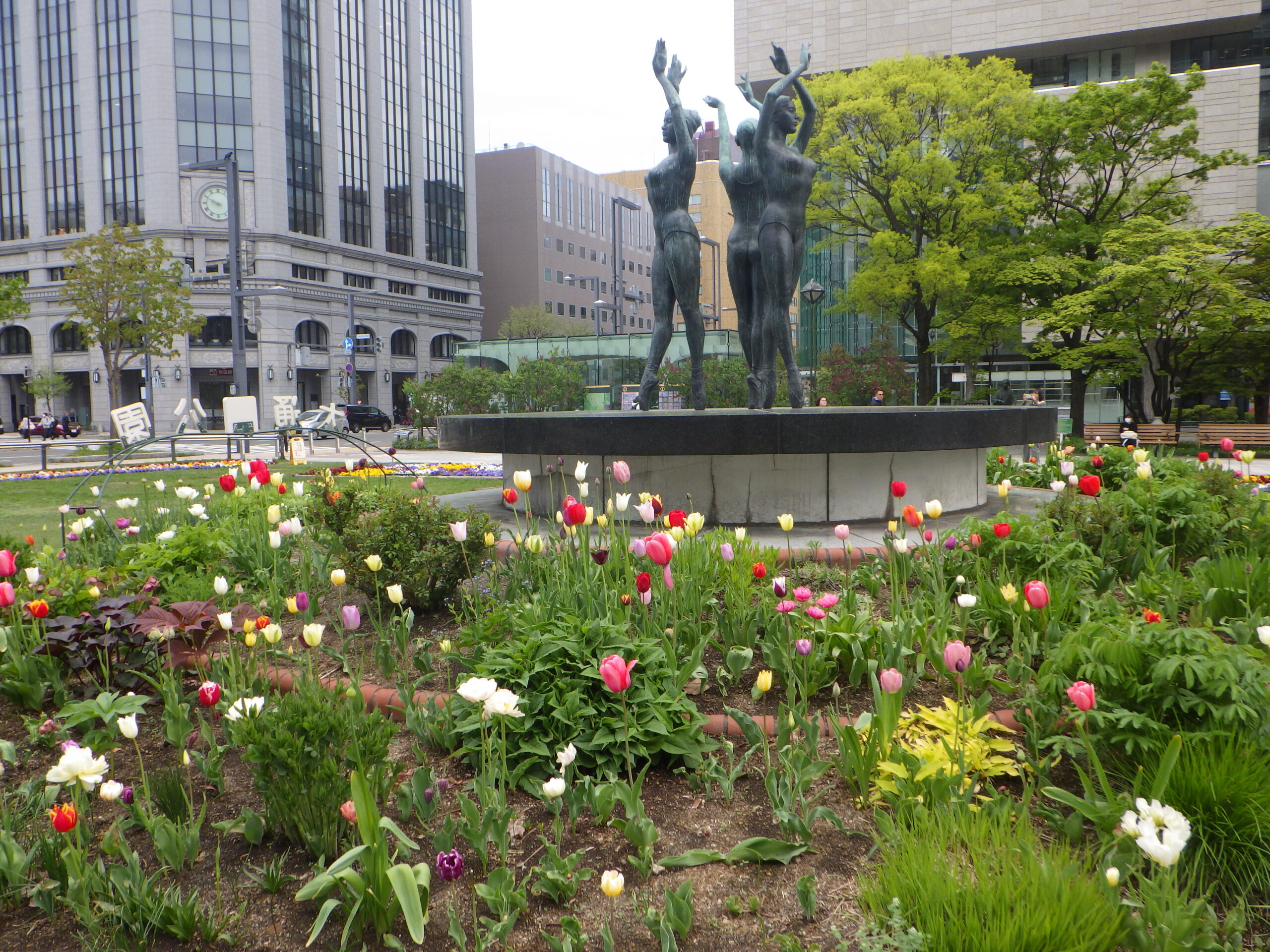 西3丁目泉の像花壇
