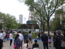 大通公園西2ベンチ塗装挨拶中