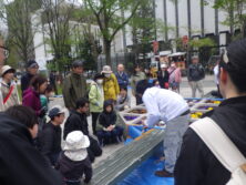 大通公園西2ベンチ塗装塗装指導中