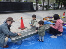大通公園西2ベンチ塗装ペーパー掛け2