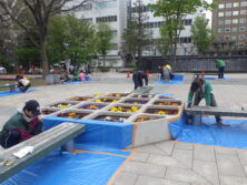 大通公園西2ベンチ塗装ペーパー掛け5