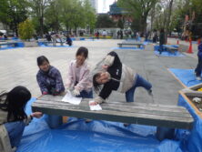 大通公園西2ベンチ塗装ペーパー掛け6