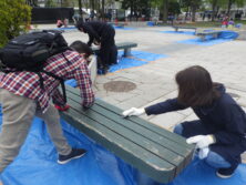 大通公園西2ベンチ塗装ペーパー掛け8