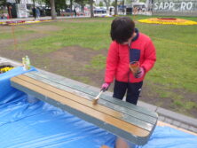 大通公園西2ベンチ塗装中1