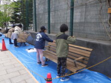 大通公園西2ベンチ塗装中4