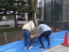 大通公園西2ベンチ塗装中17