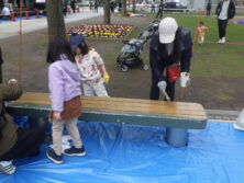 大通公園西2ベンチ塗装中7