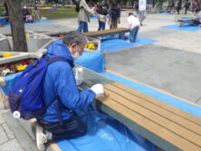 大通公園西2ベンチ塗装中10