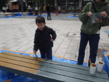 大通公園西2ベンチ塗装中11