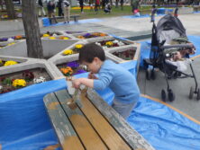 大通公園西2ベンチ塗装中13