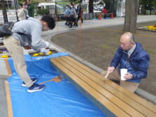 大通公園西2ベンチ塗装中14
