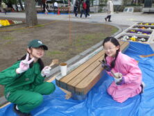 大通公園西2ベンチ塗装中15