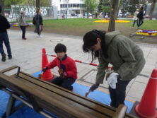 大通公園西2ベンチ塗装中16