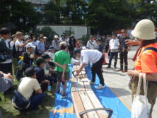 秋のベンチ塗装　塗装の指導中
