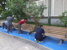 秋のベンチ塗装　ペーパー掛け中1