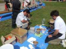 秋のベンチ塗装　塗料を準備している様子