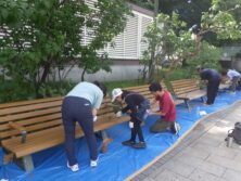 秋のベンチ塗装　塗装している様子6