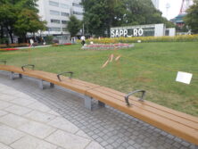 秋のベンチ塗装　塗装後のきれいなベンチ1