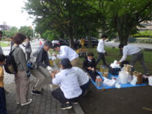 ベンチ塗装イベント　材料配布中