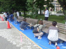 ベンチ塗装イベント　ペーパー掛け2
