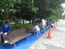 ベンチ塗装イベント　ペーパー掛け3