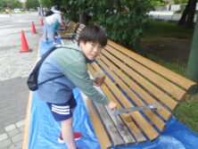 ベンチ塗装イベント　塗装中1
