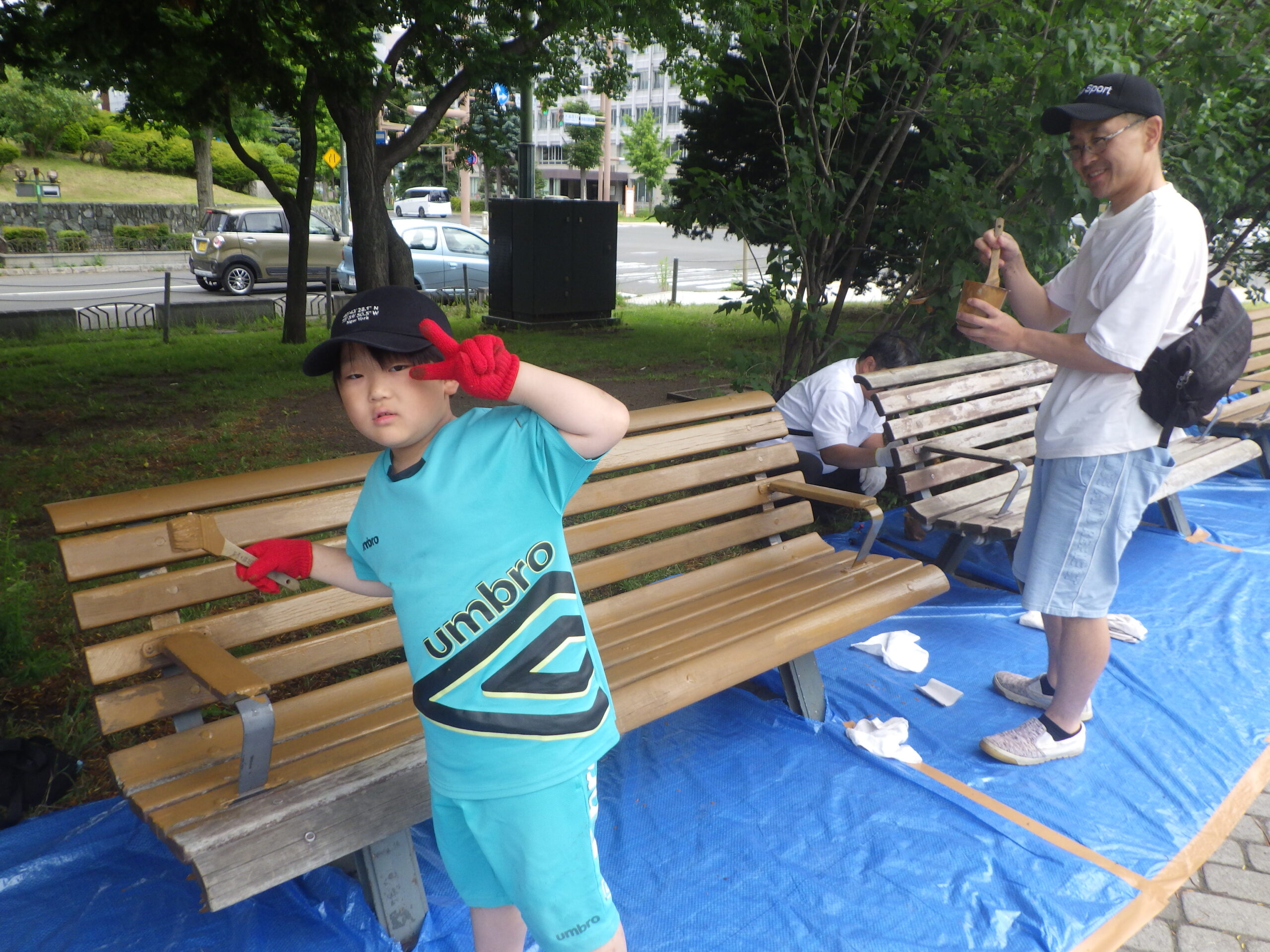 ベンチ塗装イベント　塗装中2
