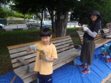 ベンチ塗装イベント　塗装中3
