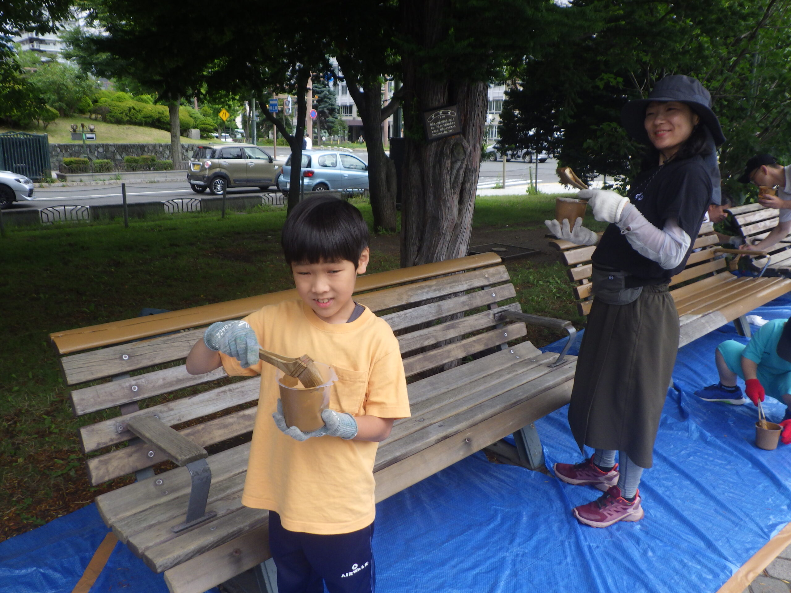 ベンチ塗装イベント　塗装中3